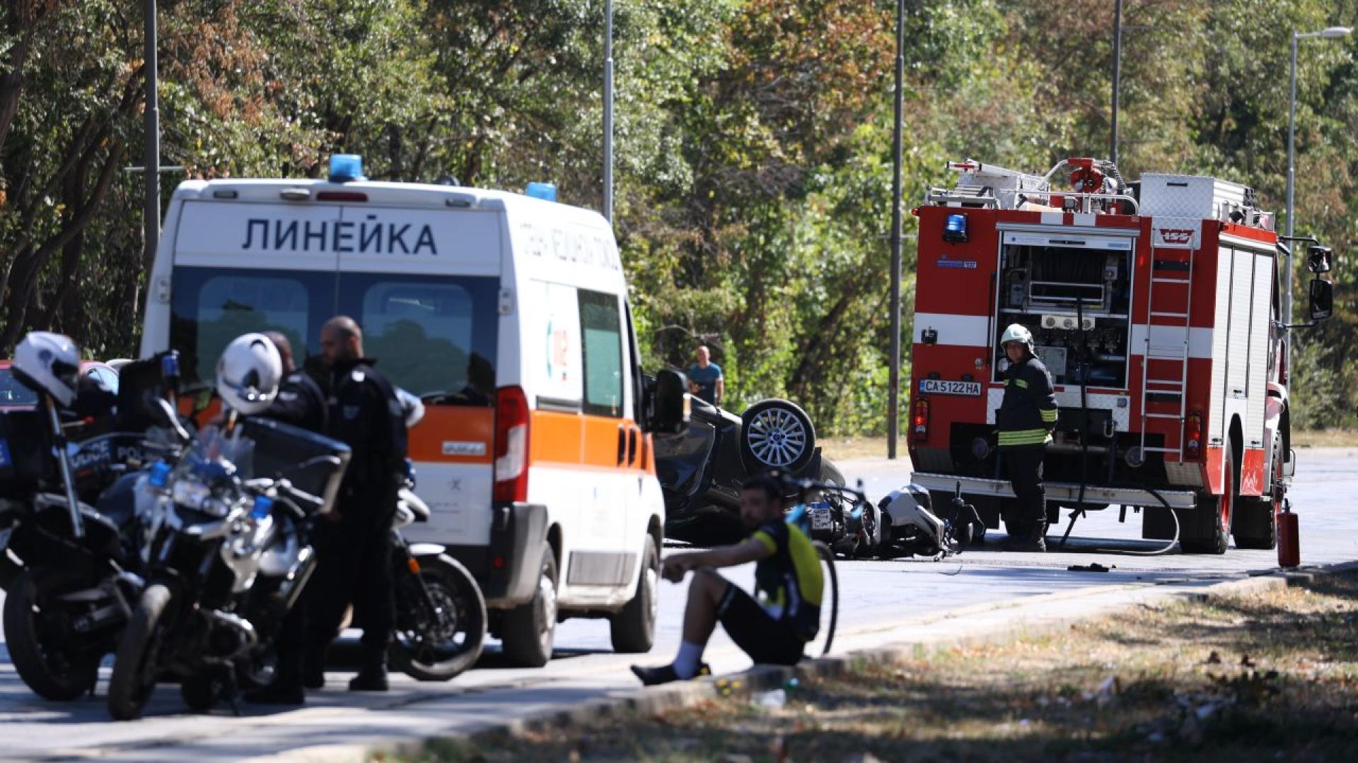 Место саобраћајне незгоде — хитна помоћ, ватрогасно возило и полиција